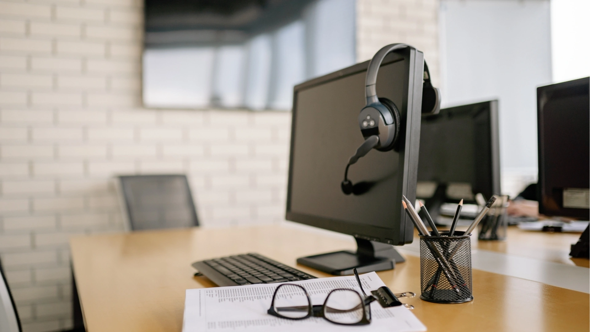 jak poprawnie ustawić ekran na biurku