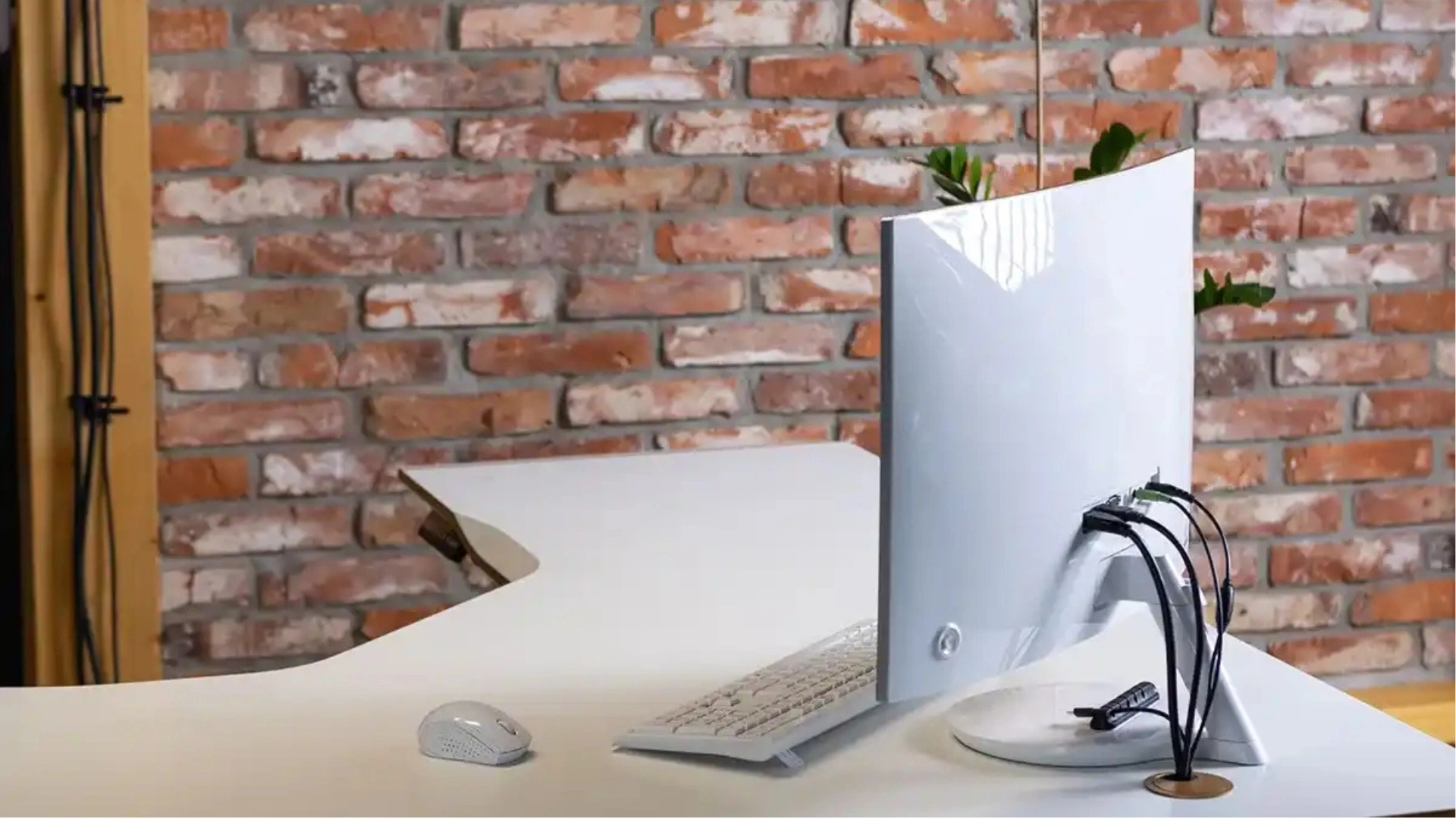 jak uporządkować kable na biurko