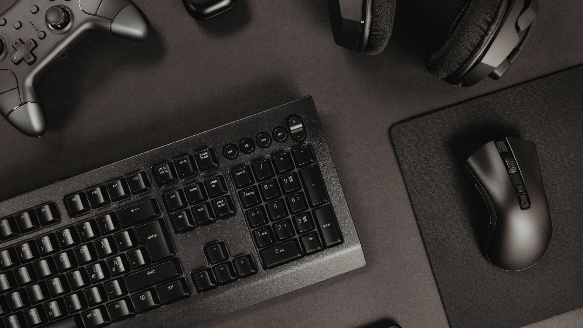 klasyczne biurko elektryczne a biurko gamingowe