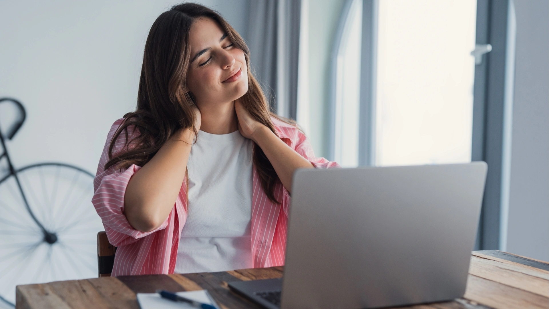 wpływ biurka elektrycznego na siedzący tryb pracy